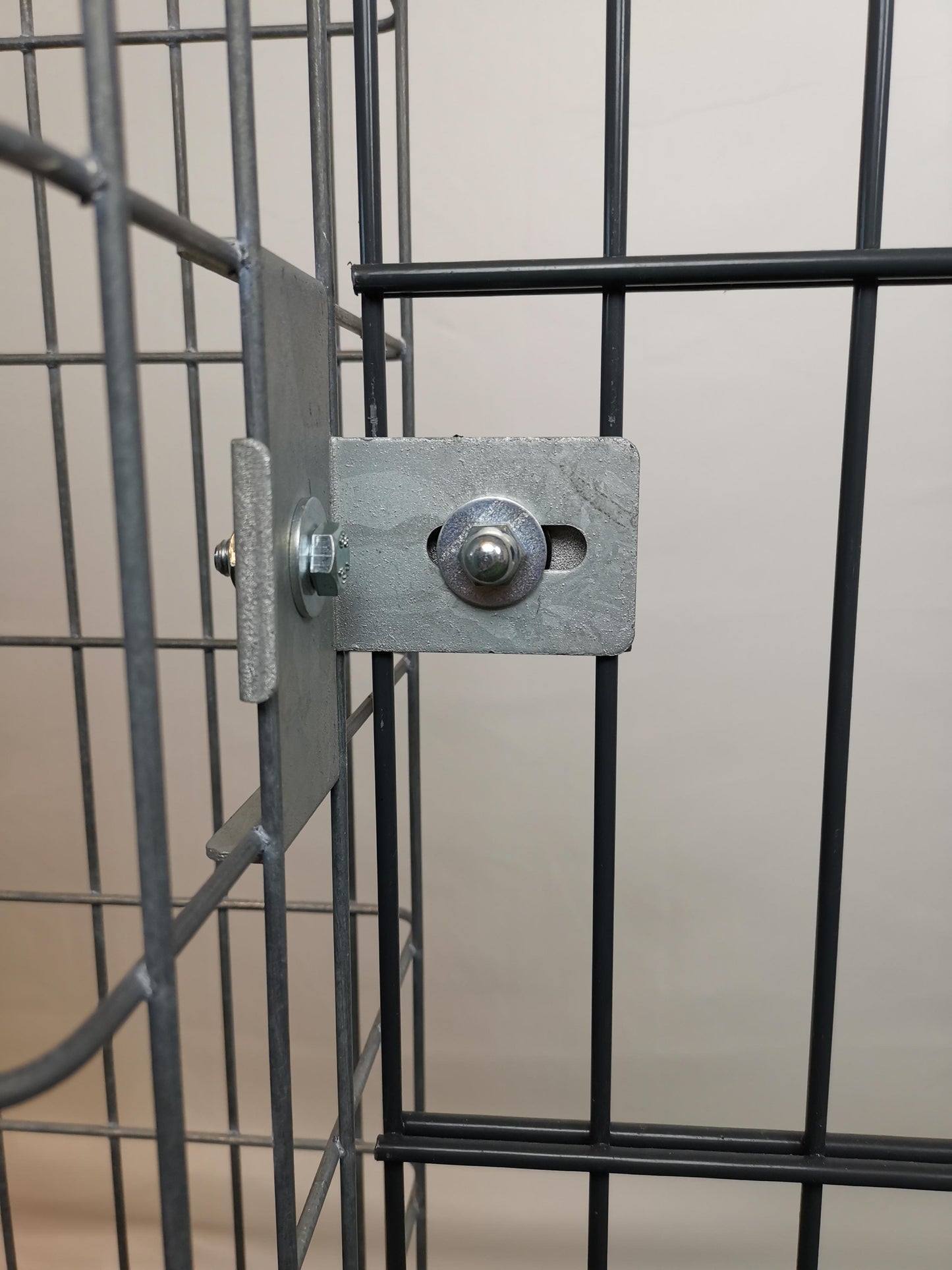 Klämma med staketfäste 5 x 10 cm, för dubbelt trådnät, galvaniserad