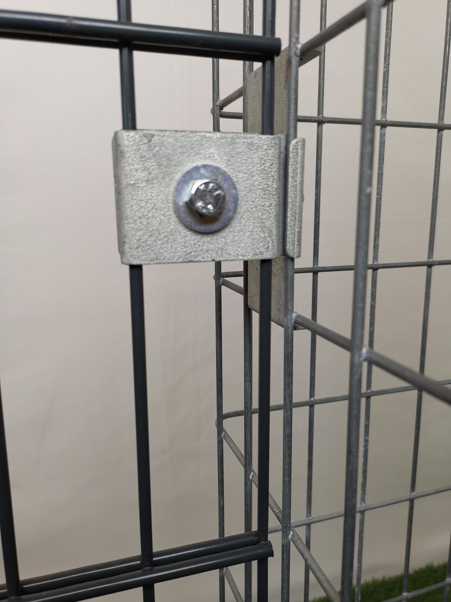 Klämma med staketfäste 5 x 10 cm, för dubbelt trådnät, galvaniserad