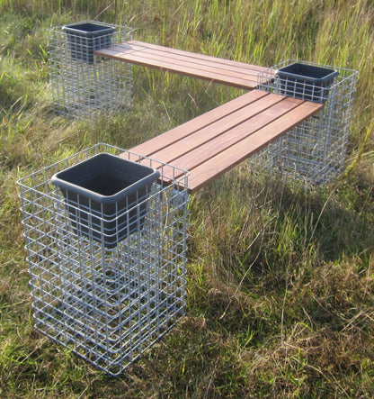 Gabionbænk med 3 blomstersøjler - Cumaru-træ, 205 cm lang x 60 cm høj x 37 cm dyb, varmgalvaniseret, MW 5 x 5 cm
