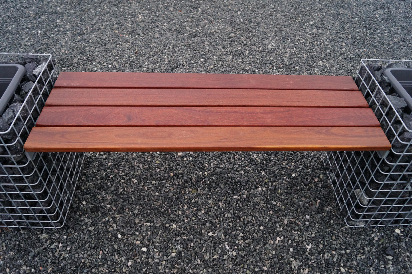 Gabionbænk med 3 blomstersøjler - Cumaru-træ, 205 cm lang x 60 cm høj x 37 cm dyb, varmgalvaniseret, MW 5 x 5 cm